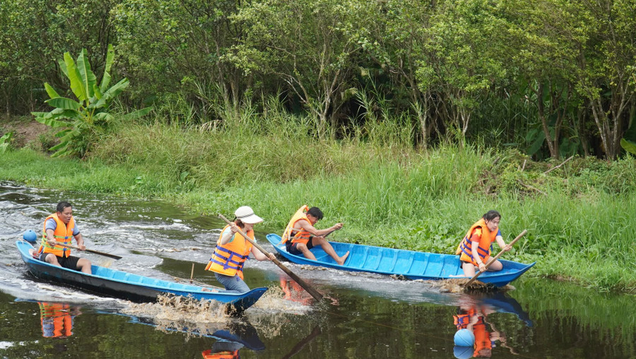 Du khách thử thách bơi xuồng ba lá trong rừng. 494579781-1017394299966694-855786811277759073-n.jpg