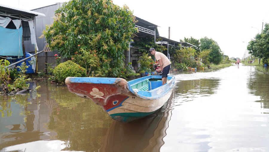 Người dân sử dụng xuồng máy trên tuyến lộ.