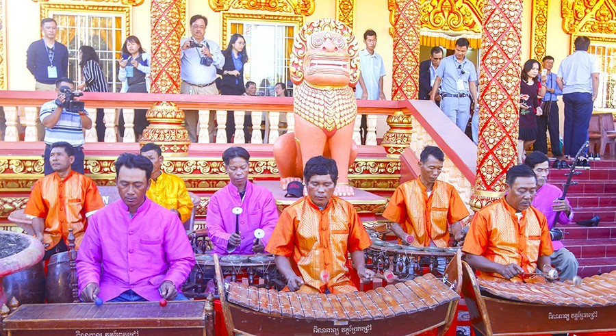 Biểu diễn dàn nhạc ngũ âm - một trong những loại hình nghệ thuật đặc sắc của dân tộc Khmer.