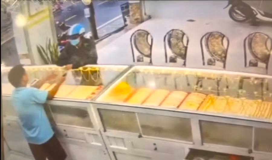 Đối tượng trước khi cướp chiếc nhẫn vàng. (Ảnh cắt từ video được đăng tải trên mạng).