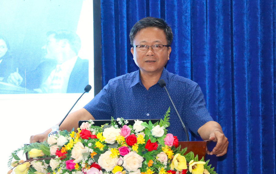 Tiến sĩ Trương Văn Bằng, giảng viên Khoa Xây dựng, Trường Đại học Xây dựng Miền Tây triển khai các chuyên đề tập huấn. tap-huan-3.jpg