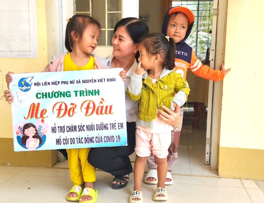 Bà An trong chuyến thăm và tặng quà trẻ em nghèo. me-do-dau-6.jpg