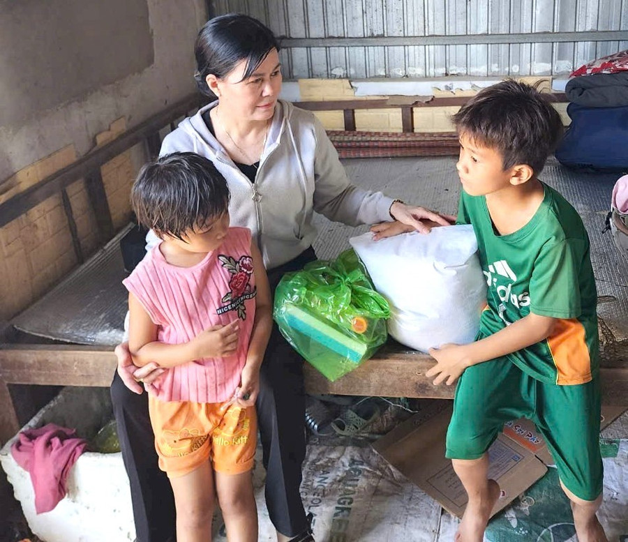 Bà An trực tiếp đến nhà tặng quà cho những đứa con đỡ đầu. me-do-dau-2.jpg