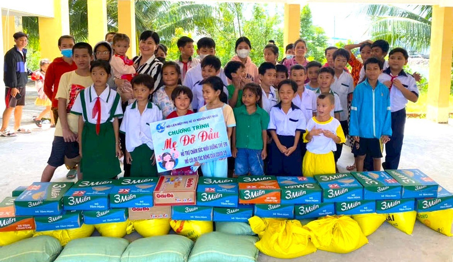 Bà Đào Thị Thanh An vận động nhu yếu phẩm tặng cho trẻ em nghèo, khó khăn.