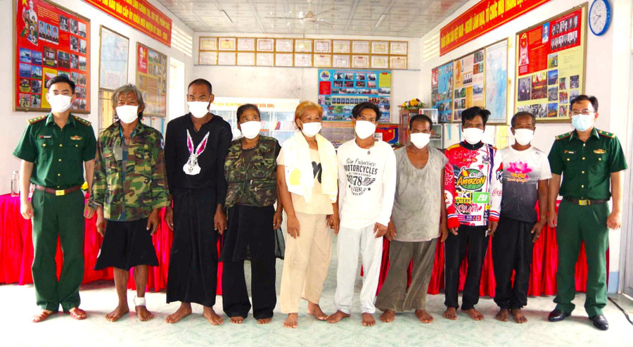 8 thuyền viên nước ngoài được cứu vớt đưa về Đồn Biên phòng Khánh Hội, Cà Mau. (Ảnh: Hoàng Tá)