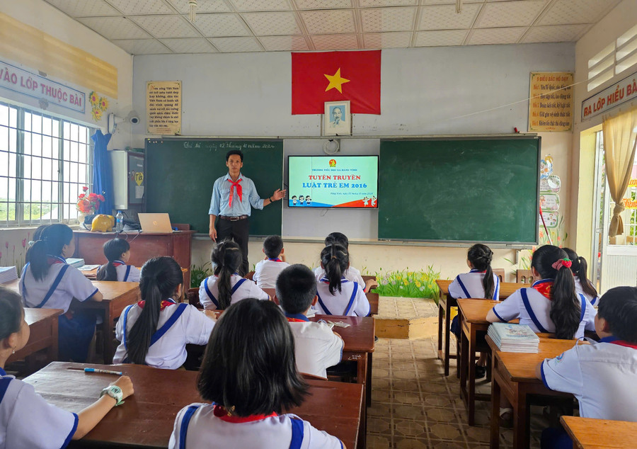 Thầy Trịnh Hoàng Thám tuyên truyền Luật Trẻ em năm 2016 cho học sinh. gen-h-thay-tham-1.jpg