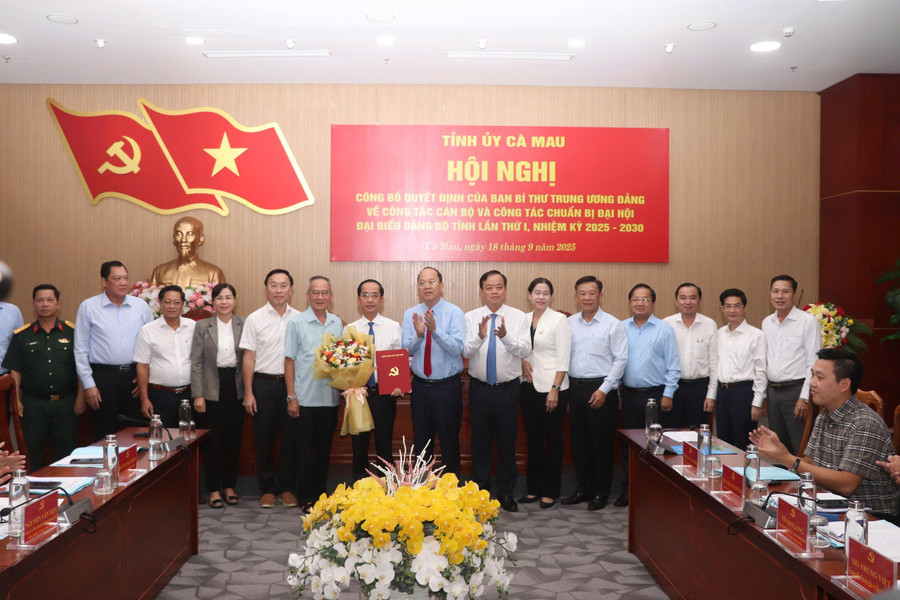 Bí thư Tỉnh ủy Cà Mau trao quyết định, tặng hoa chúc mừng ông Hồ Thanh Thủy. gen-h-pho-bi-thu-1.jpg