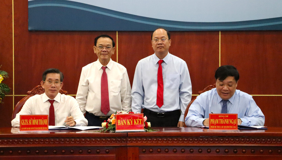 Lãnh đạo UBND tỉnh Cà Mau và Lãnh đạo Đại học Kinh tế TPHCM ký thỏa thuận hợp tác.