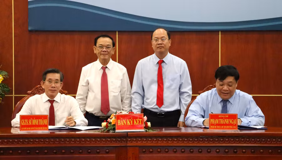 Lãnh đạo UBND tỉnh Cà Mau và Lãnh đạo Đại học Kinh tế TPHCM ký thỏa thuận hợp tác.