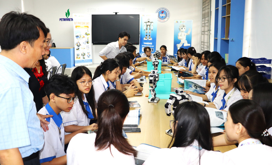 Một tiết học tại phòng học STEM của Trường THPT Võ Văn Kiệt.