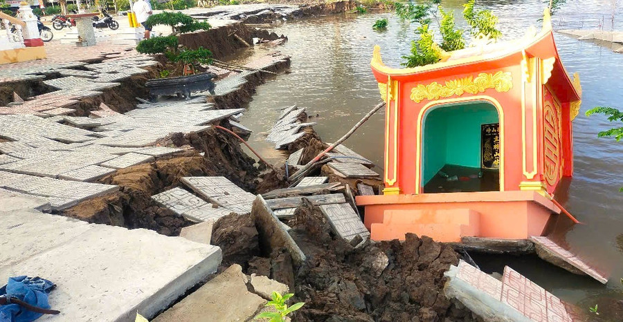 Miếu ông Hổ trong khuôn viên Miếu bà Thủy Long rơi xuống sông. sat-lo-mieu-ba-2.jpg