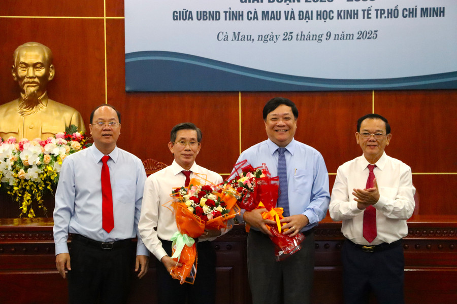 Bí thư Tỉnh ủy Cà Mau Nguyễn Hồ Hải tặng hoa chúc mừng 2 đơn vị hoàn thành việc ký kết thỏa thuận hợp tác. ki-ket-6.jpg