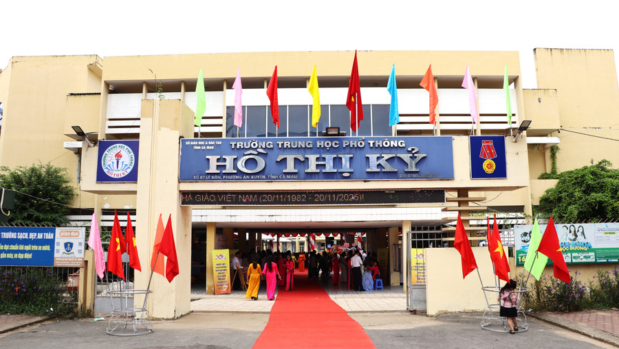 Cổng trường THPT Hồ Thị Kỷ (Cà Mau).