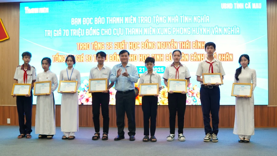 Báo Thanh niên hỗ trợ học bổng cho học sinh khó khăn. Ảnh: Quách Mến