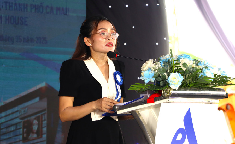 Bà Lê Thị Hồng Quế, Phó Chủ tịch HĐQT Công ty cổ phần xây dựng và phát triển hạ tầng Á Đông phát biểu tại lễ khởi công. nha-o-xh-1.jpg