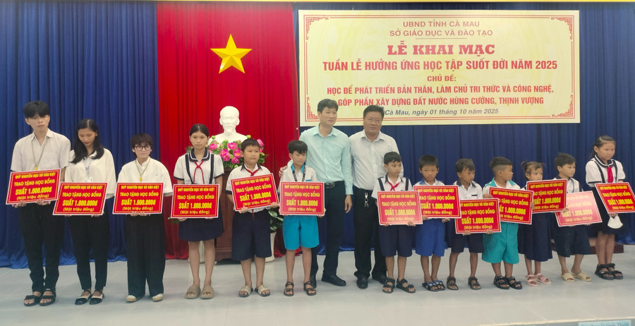 Học sinh được trao học bổng tại Tuần lễ học tập suốt đời.