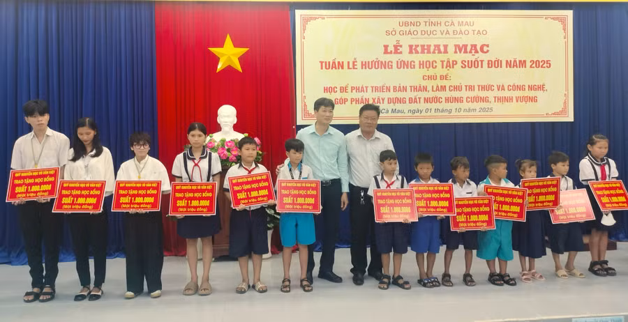 Học sinh được trao học bổng tại Tuần lễ học tập suốt đời.