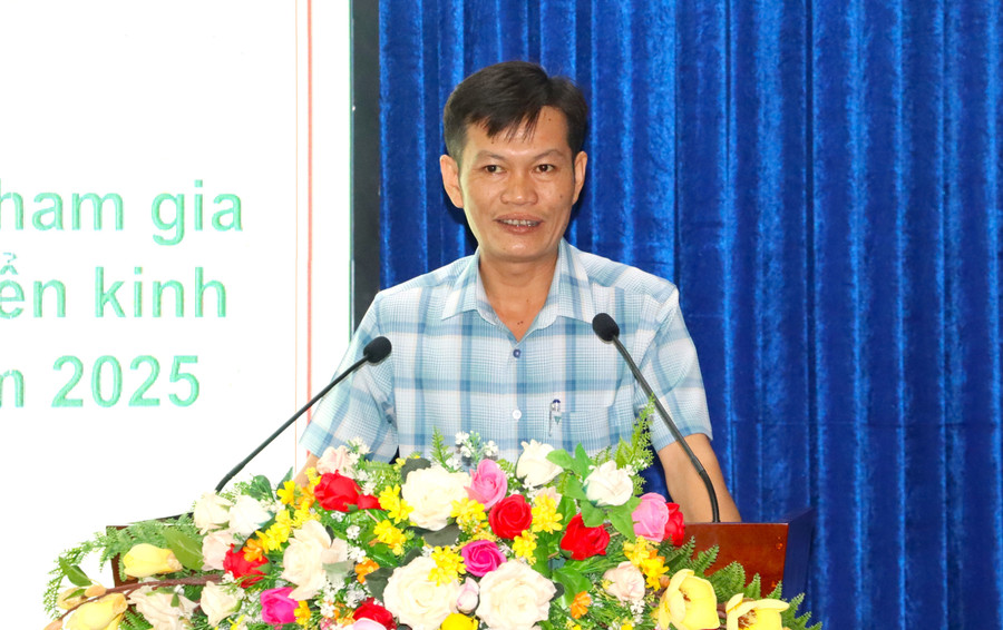 Ông Huỳnh Công Thiệu, Trưởng phòng Dân tộc, Sở Dân tộc và Tôn giáo tỉnh Cà Mau phát biểu tại hội nghị. tap-huan-1.jpg
