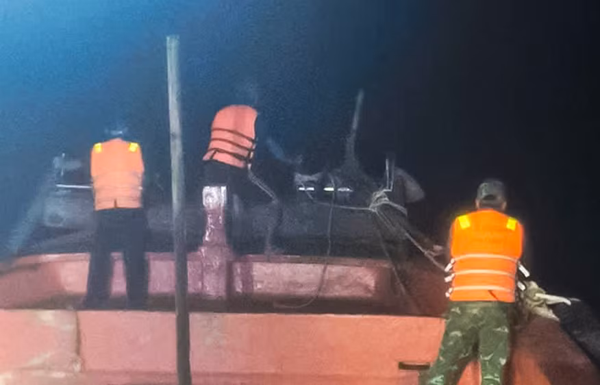 Bộ đội Biên phòng Cà Mau đưa phương tiện ra biển cứu người gặp nạn.