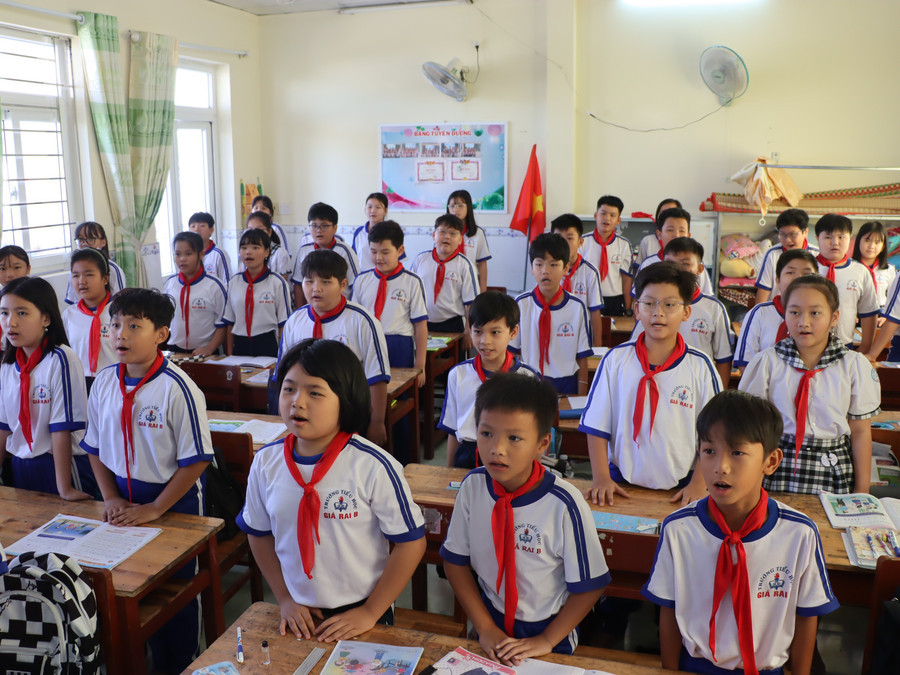 Năm học 2025 - 2026 tỉnh Cà Mau có hơn 387.000 học sinh, trên 12.100 lớp học. hoc-sinh-truong-tieu-hoc-gia-rai-b-phuong-gia-rai-ca-mau-trong-ngay-tuu-truong.jpg