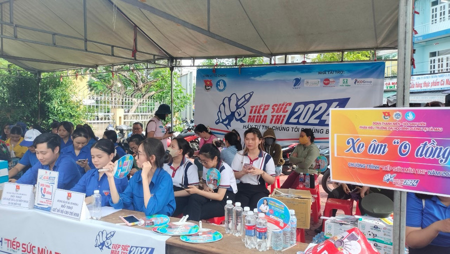 Đội hình Tiếp sức mùa thi hỗ trợ thí sinh năm 2024 tại một điểm thi ở Cà Mau.