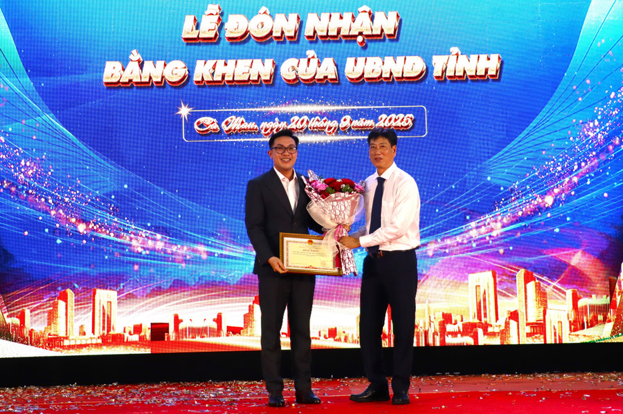 Lãnh đạo Sở GD&ĐT tỉnh Cà Mau trao Bằng khen của UBND tỉnh cho Phân hiệu BDU tại Cà Mau. bdu-5.jpg