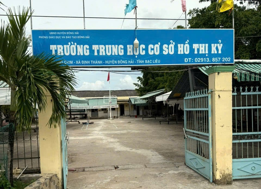 Cổng trường THCS Hồ Thị Kỷ (Cà Mau).
