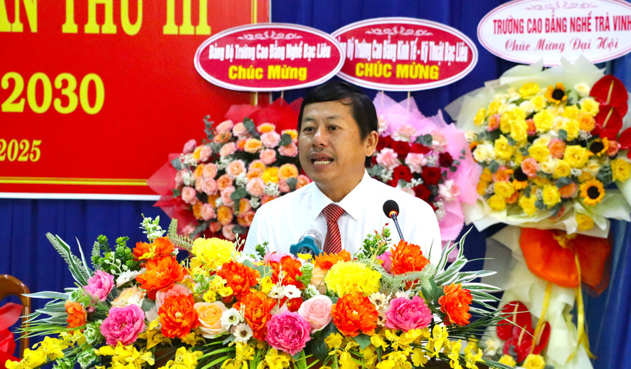 Ông Huỳnh Minh Hiểu, Phó Hiệu trưởng Trường Cao đẳng Nghề Việt Nam – Hàn Quốc Cà Mau phát biểu tại đại hội. dai-hoi-7.jpg