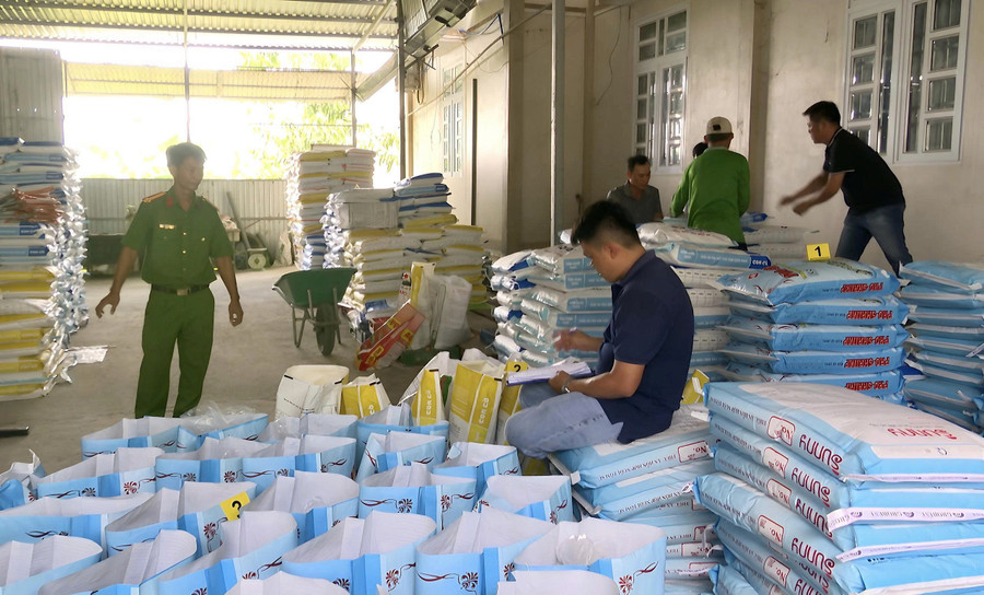 Công an tỉnh Bạc Liêu kiểm tra cơ sở sản xuất của ông Dương Văn Hòa.