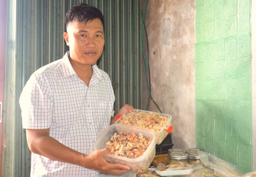 Tiến sĩ Nguyễn Việt Bắc giới thiệu sản phẩm chế biến từ cua.