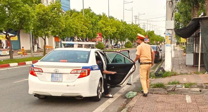 Lực lượng CSGT tỉnh Bạc Liêu hỗ trợ thí sinh đến điểm thi.