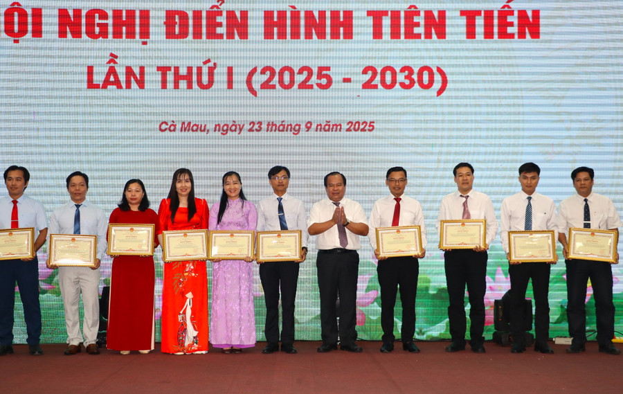 Phó Chủ tịch UBND tỉnh Cà Mau Nguyễn Minh Luân tặng bằng khen cho các cá nhân. hn-tien-tien-17.jpg