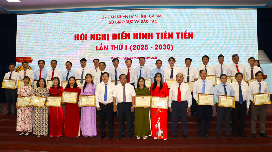 Lãnh đạo tỉnh chụp ảnh cùng các cá nhân điển hình tiên tiến thuộc Sở GD&ĐT Cà Mau.