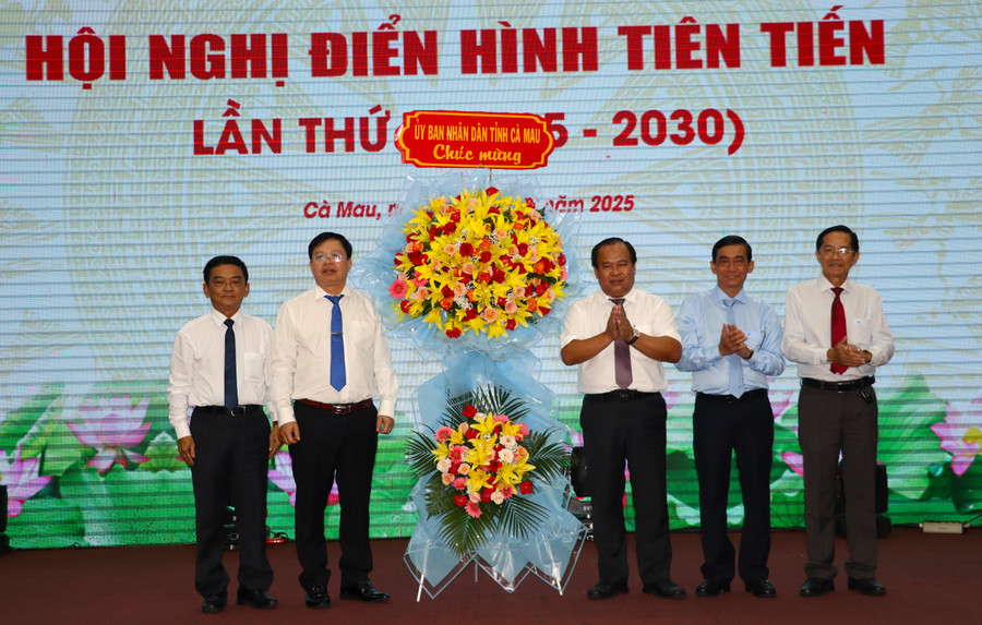 Ban Giám đốc Sở GD&ĐT Cà Mau nhận hoa chúc mừng từ lãnh đạo UBND tỉnh Cà Mau. hn-tien-tien-15.jpg