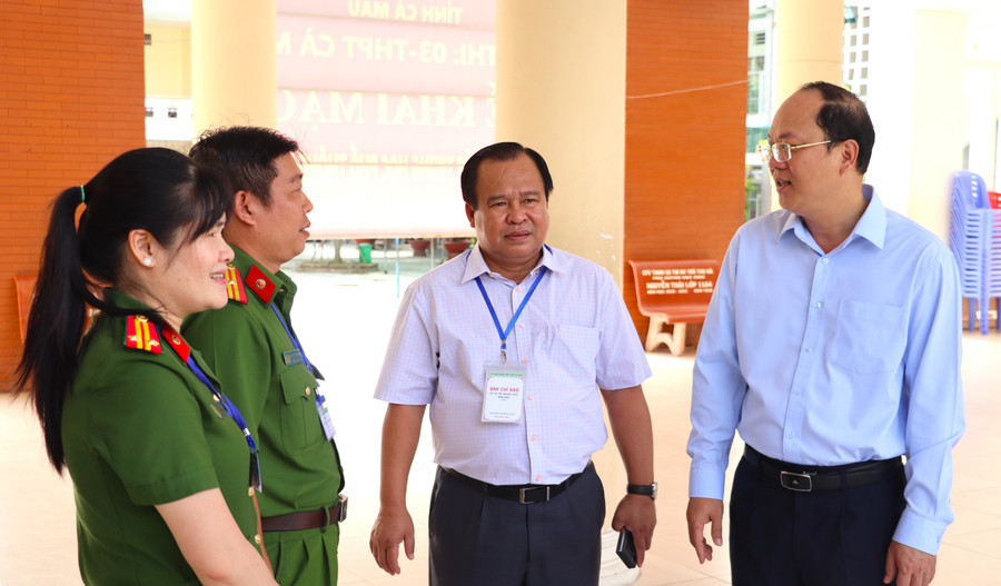Bí thư Tỉnh ủy Cà Mau (ngoài cùng bên phải) động viên lực lượng đảm bảo an ninh trật tự tại điểm thi. bi-thi-kiem-tra-thi-2.jpg