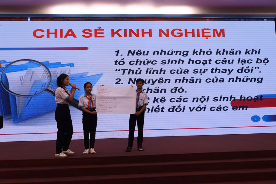 CLB "Thủ lĩnh của sự thay đổi" tại một điểm trường chia sẻ kinh nghiệm hoạt động.