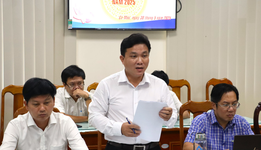 Đại diện Trường THPT Huỳnh Phi Hùng (huyện Thới Bình) phát biểu tại cuộc họp. thu-thu-tot-nghiep-8.jpg