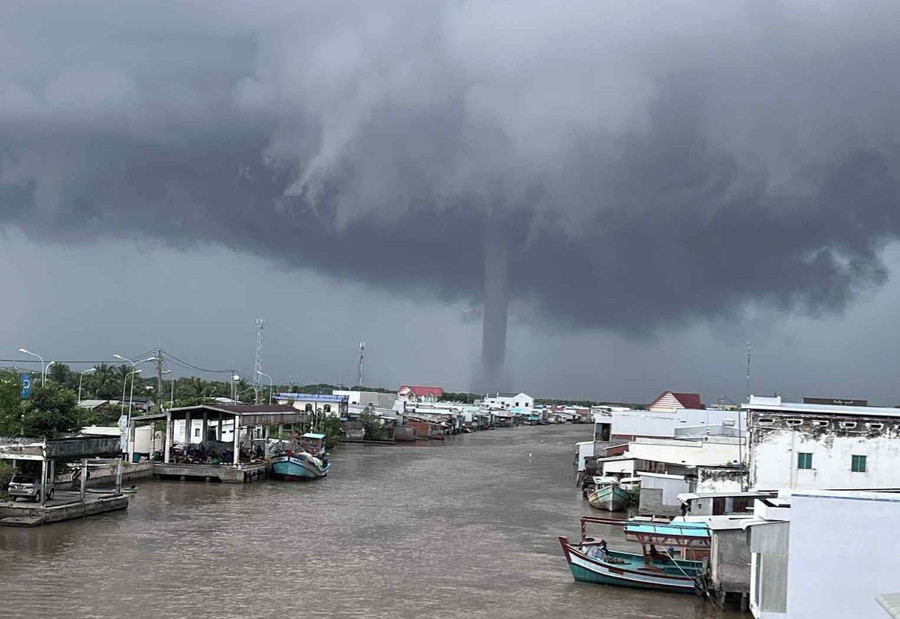 Hình ảnh vòi rồng do người dân đăng tải trên mạng xã hội.