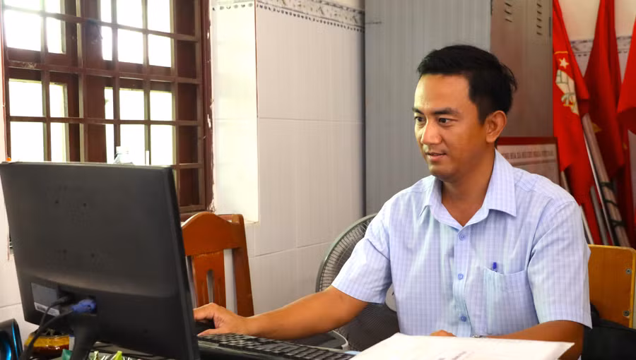 Thầy Nguyễn Chí Tài không ngừng học tập và làm theo gương Bác để trở thành giáo viên giỏi. (Ảnh Quách Mến)