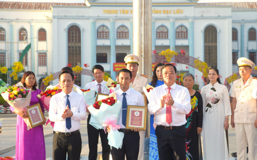 Lãnh đạo tỉnh Bạc Liêu khen thưởng thầy Nguyễn Chí Tài vì có thành tích tiêu biểu, xuất sắc trong “Học tập và làm theo tư tưởng, đạo đức, phong cách Hồ Chí Minh. giao-vien-tre-nguyen-chi-tai-2.jpg