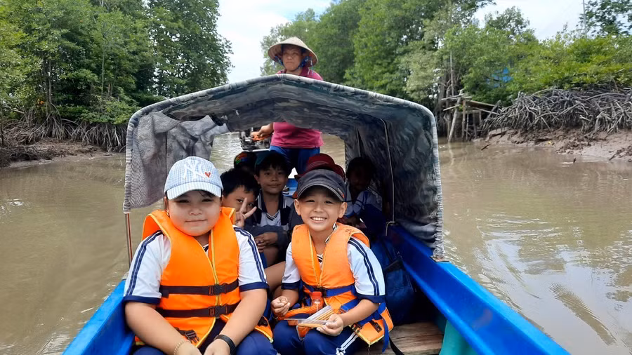 Học sinh Cà Mau đến trường bằng phương tiện đò.