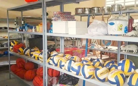 Một chiếc kệ do ông Trần Văn Tâm làm ra được sử dụng trong trường. hieu-truong-tham-o-2.jpg