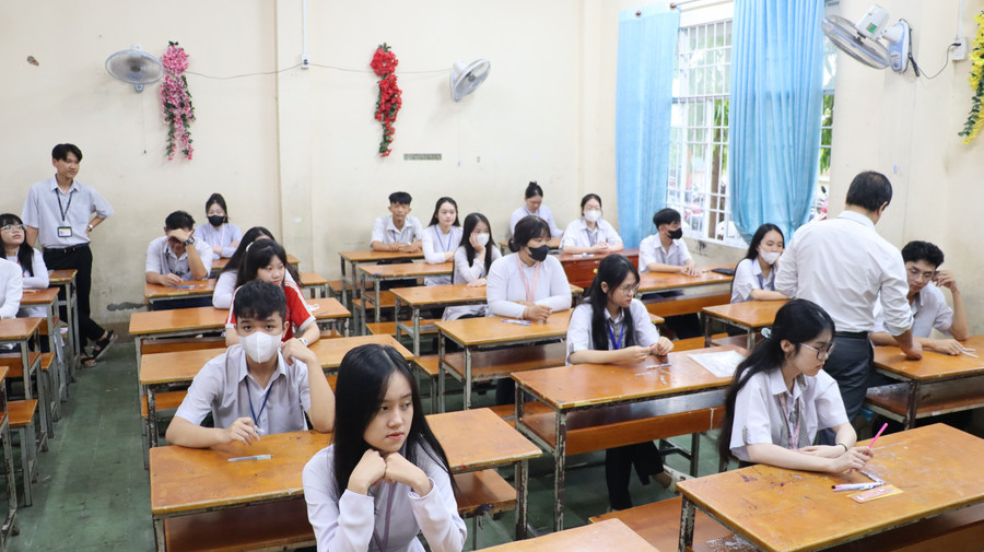 Thí sinh vào phòng thi chuẩn bị nghe phổ biến quy chế thi. img-3030.jpg