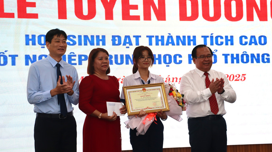 Một học sinh được tuyên dương tại buổi lễ. tuyen-duong-1.jpg