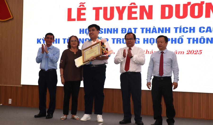 Lãnh đạo tỉnh, nhà trường và phụ huynh chụp ảnh cùng thí sinh được tuyên dương. tuyen-duong-6.jpg
