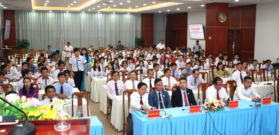 Đại biểu dự lễ tuyên dương. tuyen-duong-8.jpg