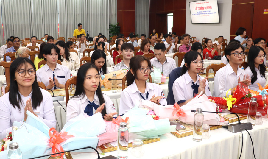 Niềm vui của học sinh khi được tuyên dương. tuyen-duong-12.jpg