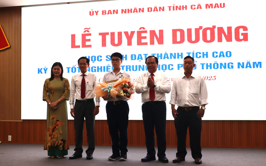 Lãnh đạo tỉnh tuyên dương Nguyễn Ngọc Gia Bảo. tuyen-duong-15.jpg