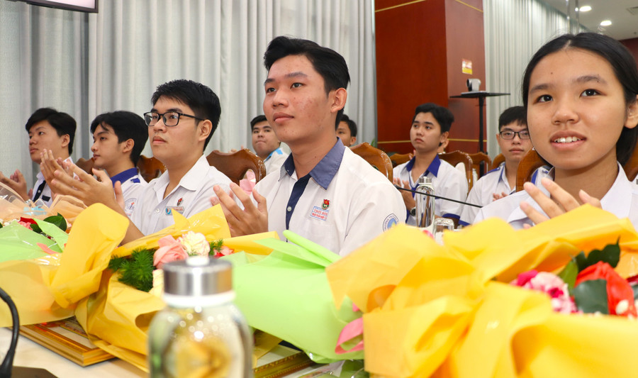 Học sinh tham dự lễ tuyên dương. tuyen-duong-17.jpg