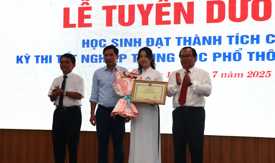 Lãnh đạo UBND tỉnh và Sở GD&ĐT Cà Mau tuyên dương thí sinh đạt thành tích cao. tuyen-duong-2.jpg